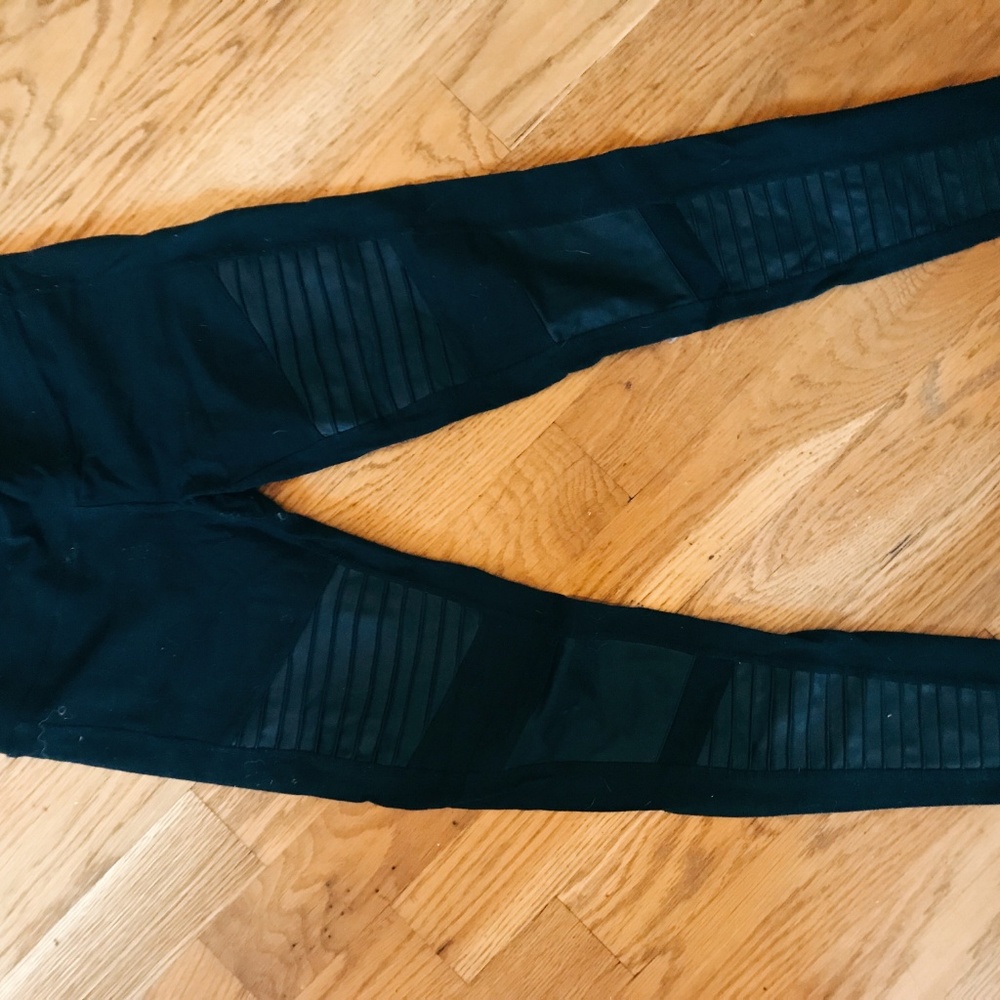 Alo Yoga Moto Legging (Black)